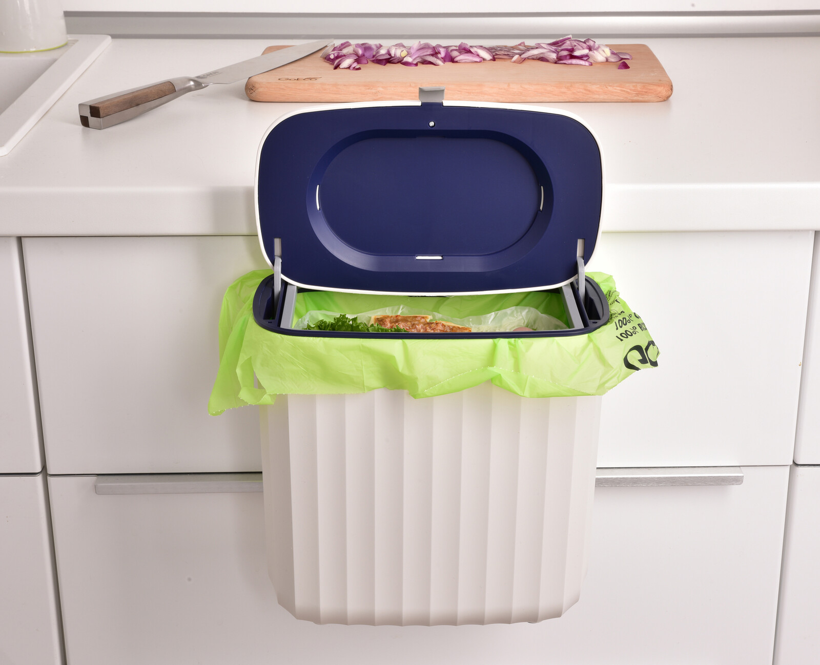 Kuchyňský zbytkovník | 7 L | závěsný koš na odpadky s víkem na dvířka kuchyňské linky modrý