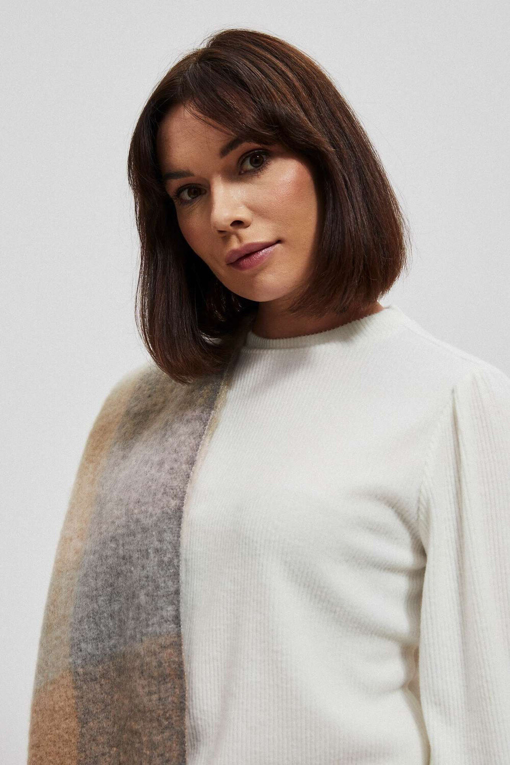 Marisse A warm scarf with a delicate pattern