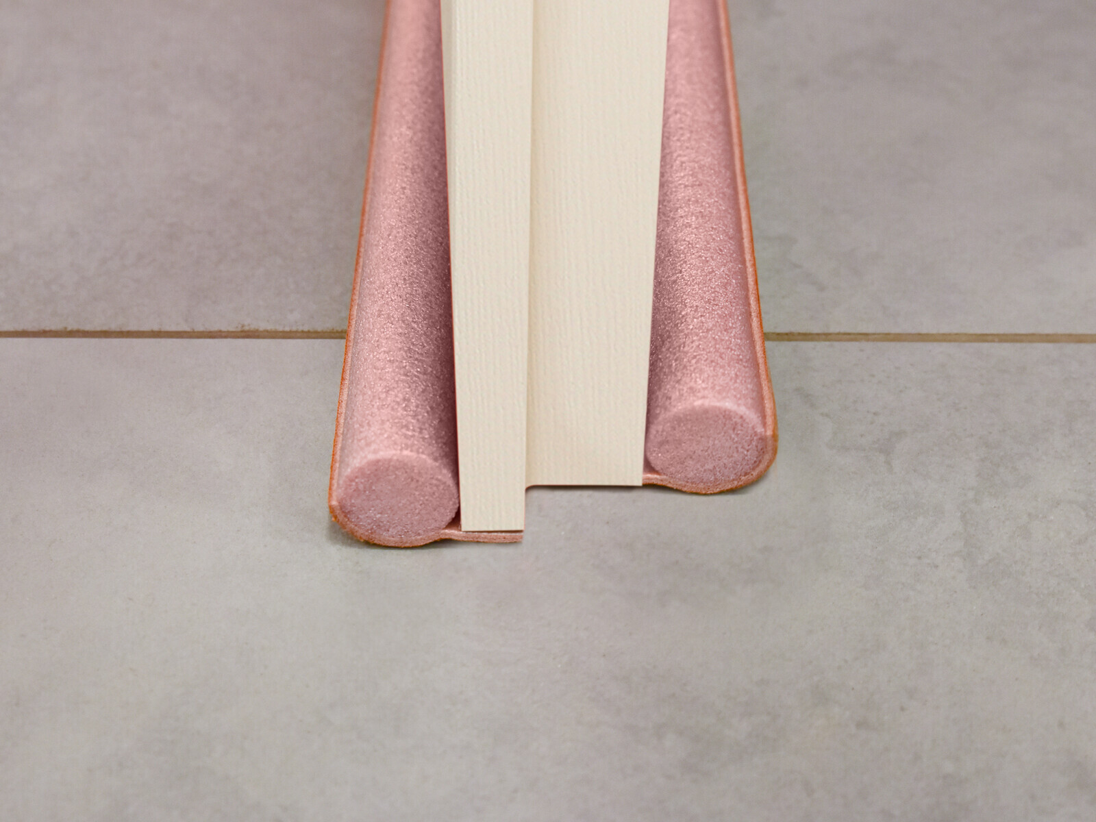 PRŮVANEX | Oboustranná těsnicí lišta proti průvanu pod dveře kakaová