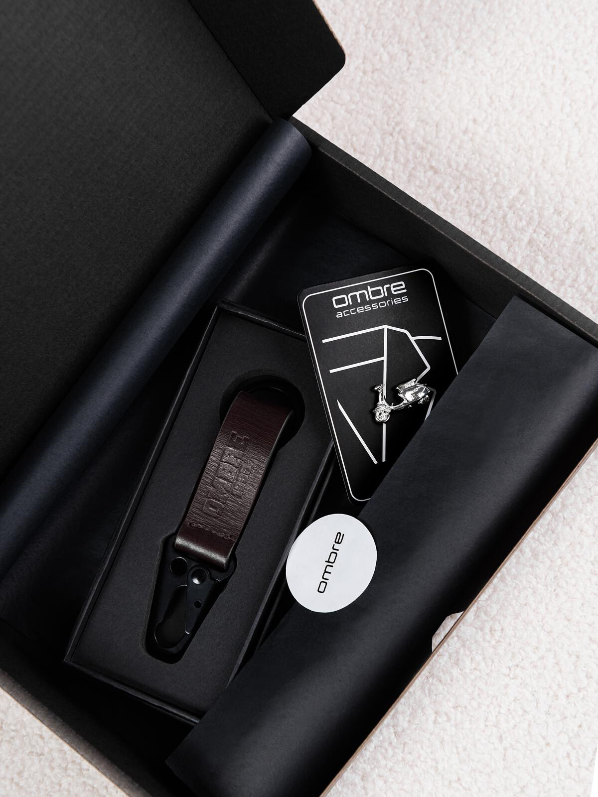 Ombre Men's travel style gift set - silver pin and key ring