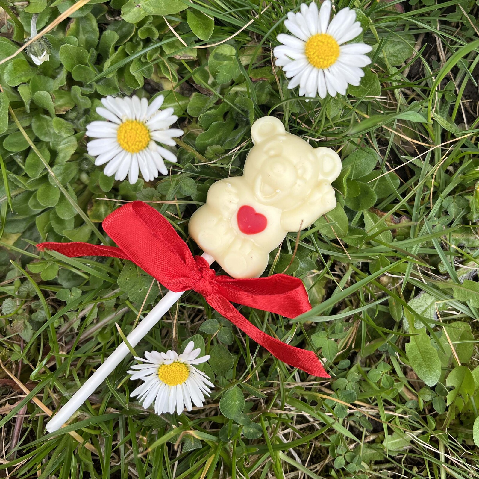 Chocolenka Čokoládové lízátko - Medvídek se srdíčkem Druh čokolády: Bílá čokoláda