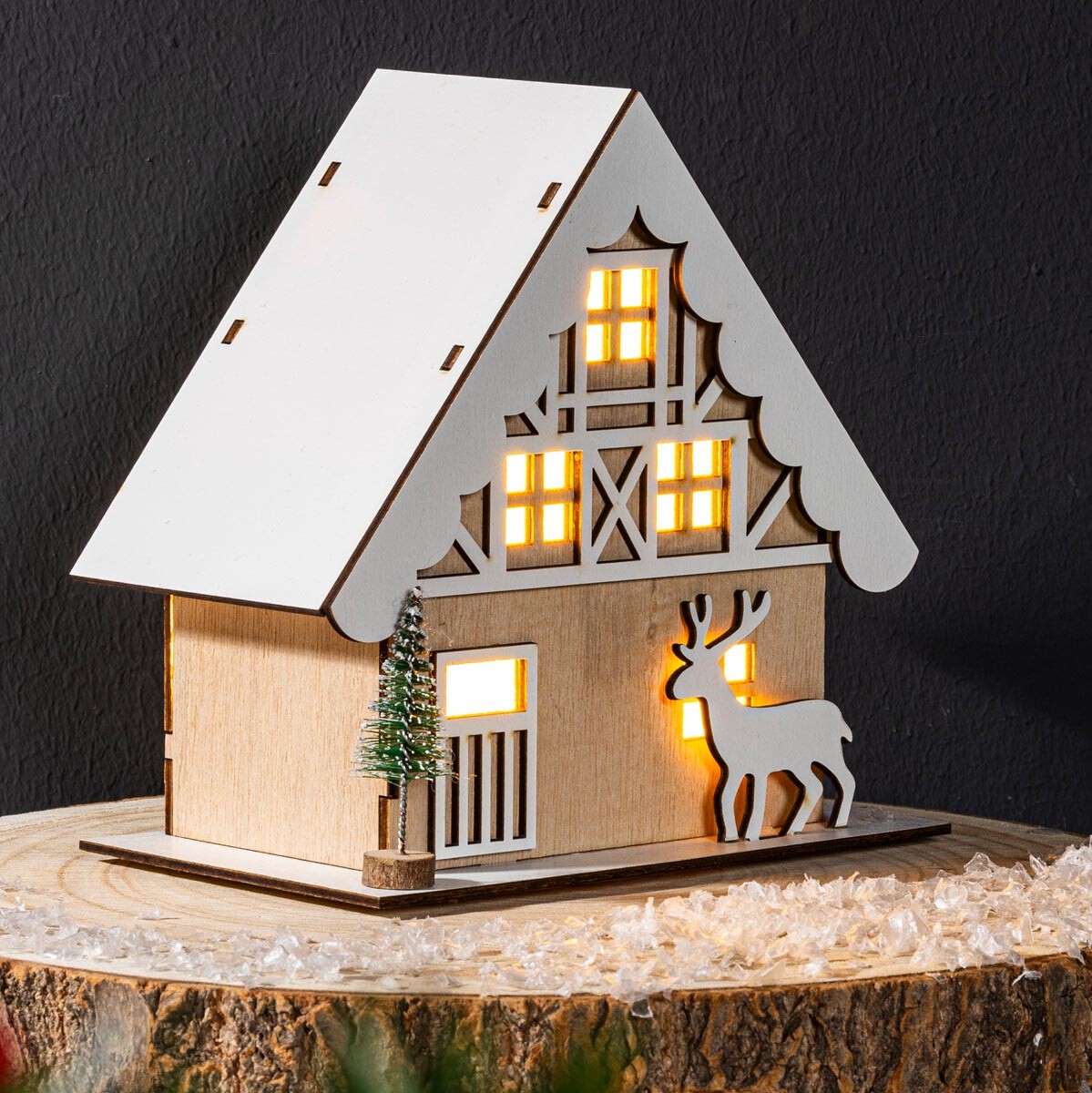 LED Dřevěná dekorace Hájenka