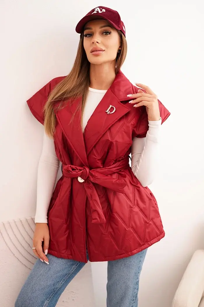 Kesi Włoski Dámská prošívaná vesta s páskem a širokým límcem bordová