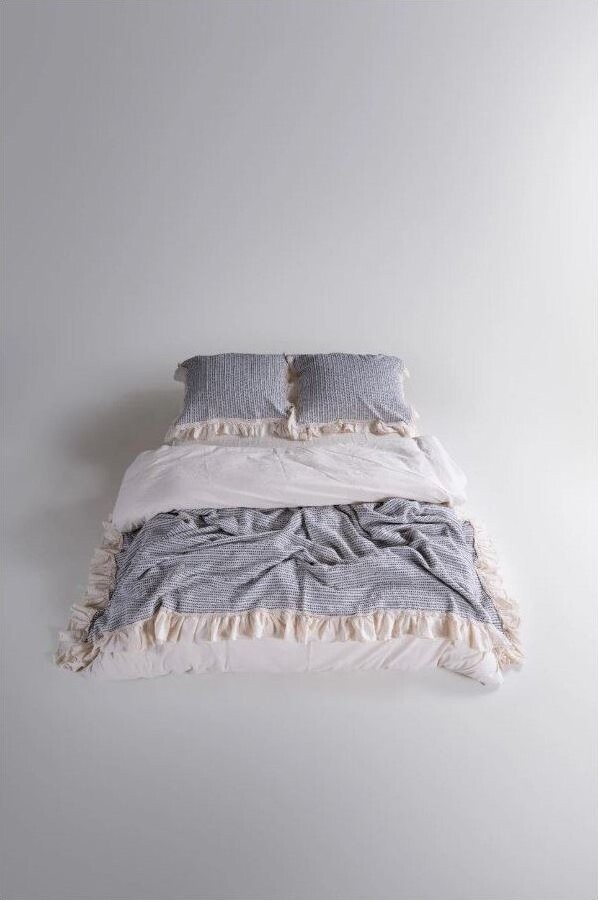 Světle šedý set přehozu a povlaku na polštář z bavlny Renforcé 240x260 cm Bella Calm Ruffle – Mila Home Luxury