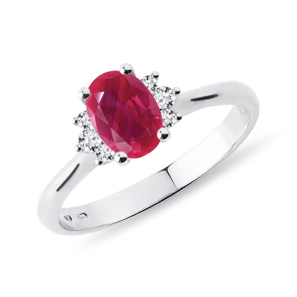 Tradiční prsten s rubínem a diamanty v bílém zlatě KLENOTA