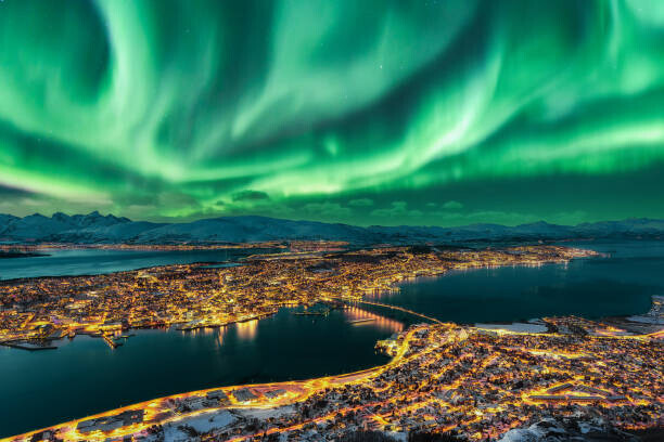 Juan Maria Coy Vergara Fotografie Aurora Borealis dancing over Tromso Urban, Juan Maria Coy Vergara, 40 × 26.7 cm