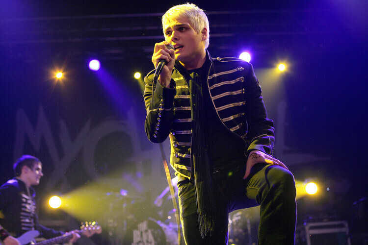 Mick Hutson Fotografie Photo of Gerard WAY and MY CHEMICAL ROMANCE, Mick Hutson, 40 × 26.7 cm