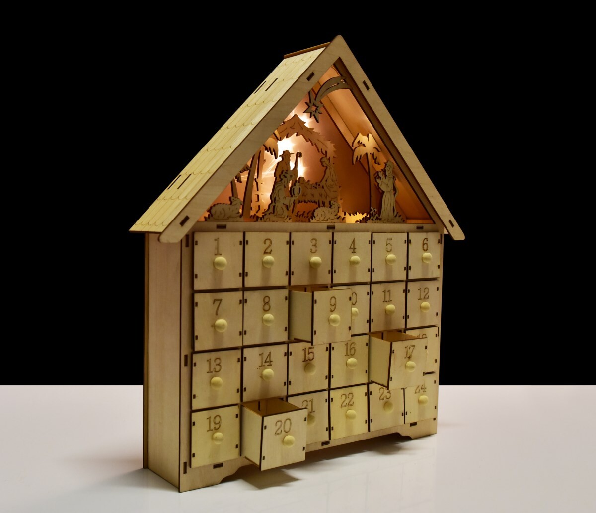 LED adventní kalendář | dřevěný s betlémem | 24 zásuvek na dárečky | výška 42 cm