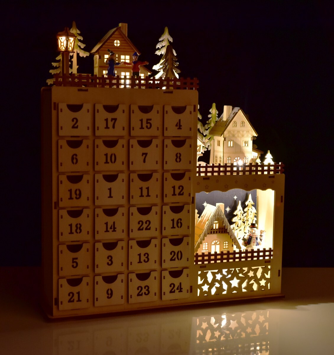 Adventní LED kalendář | velký dřevěný s vesnicí | 24 šuplíčků na dárky | výška 43 cm