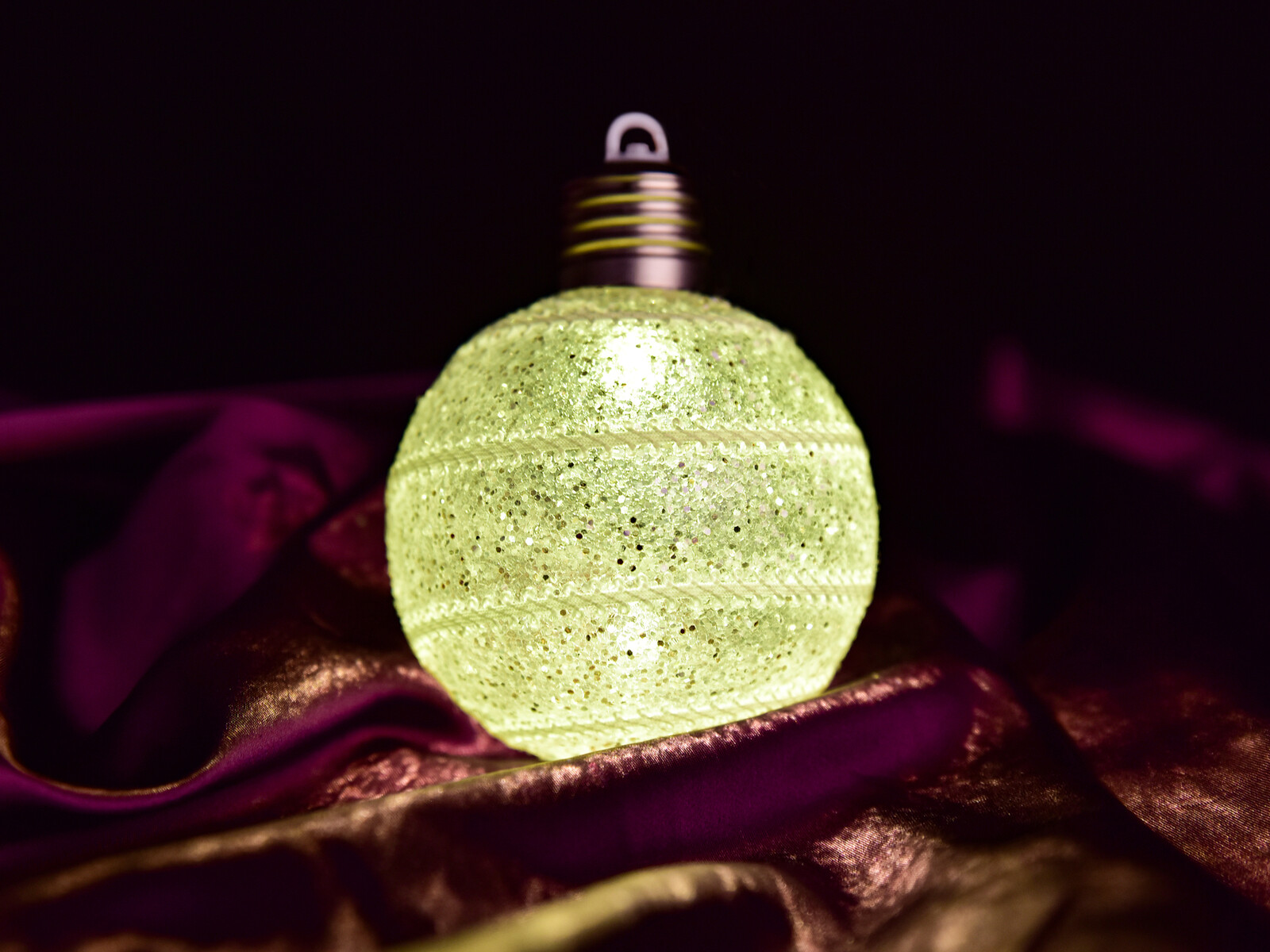 SVÍTICÍ LED KOULE S TŘPYTKAMI | vánoční dekorace s bílým lemováním | 8 cm