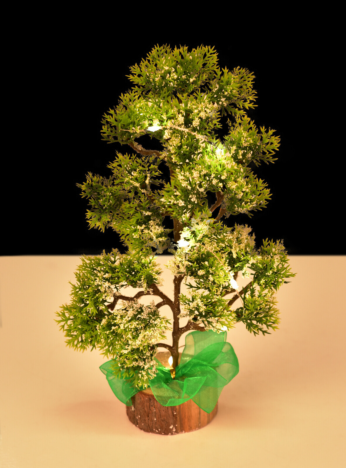 ZASNĚŽENÝ LED STROMEČEK | svítící dekorace s dřevěným podstavcem | 26 cm