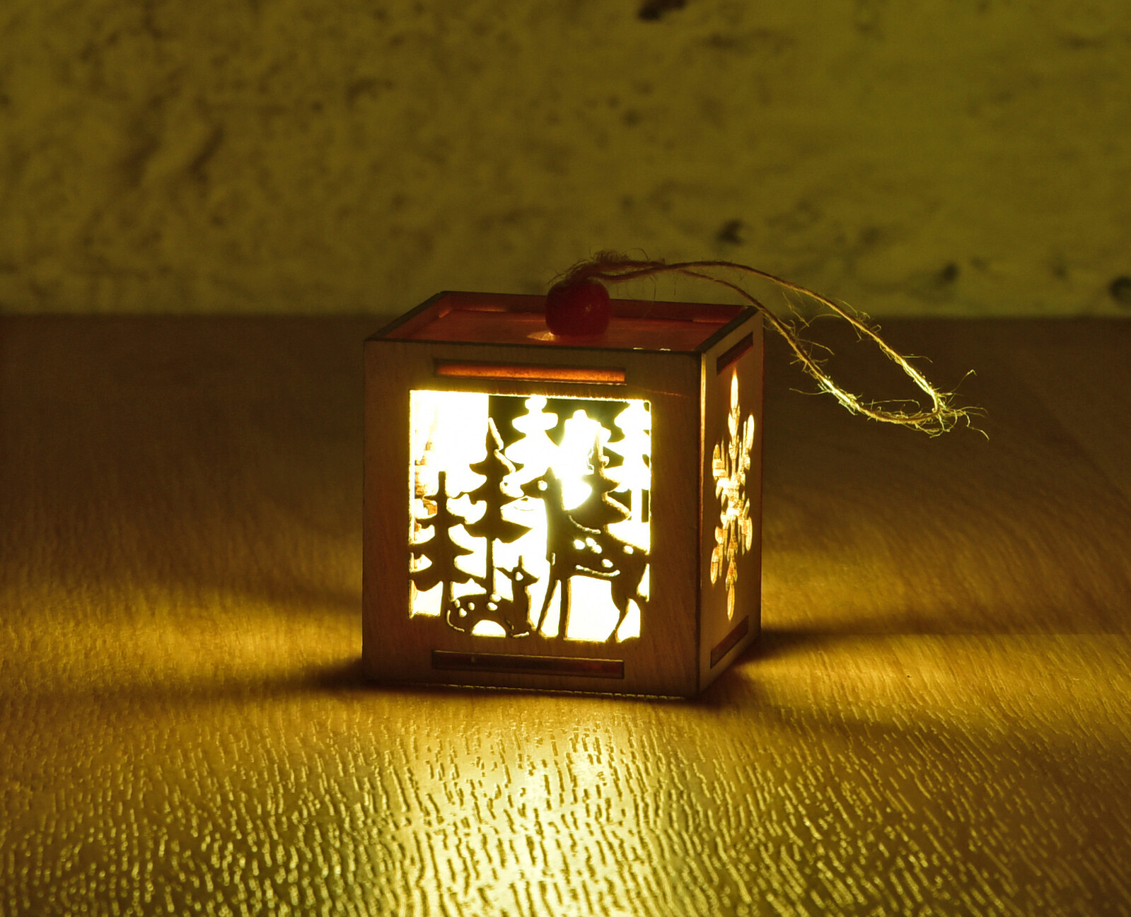 LESNÍ TICHO SE SVĚTLEM | dřevěná LED dekorace | 5 × 5 cm