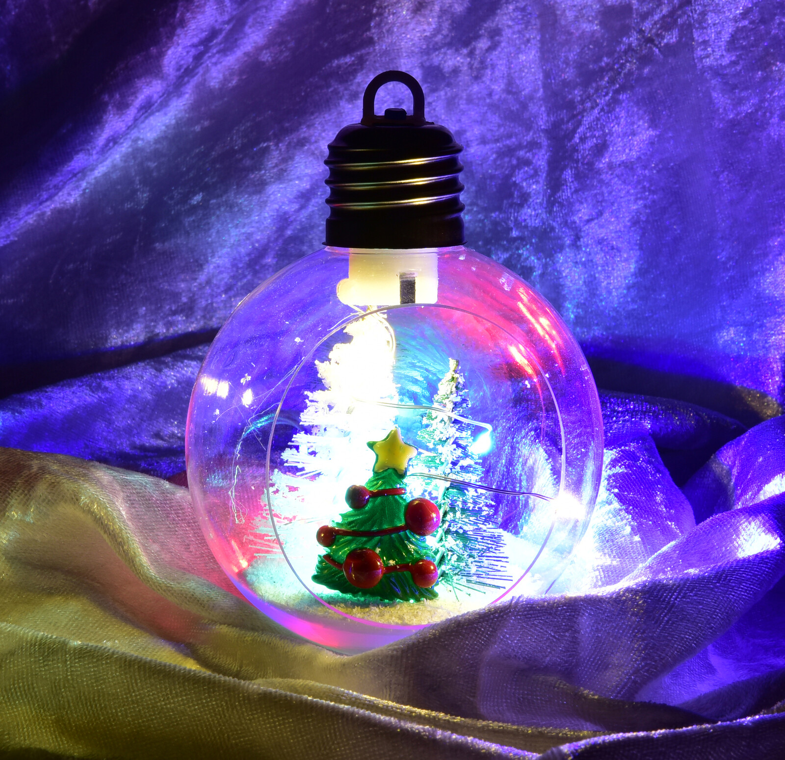 VÁNOČNÍ STROMEČEK V KOUZELNÉ KOULI | LED dekorace s vnitřní scénou | 8 cm