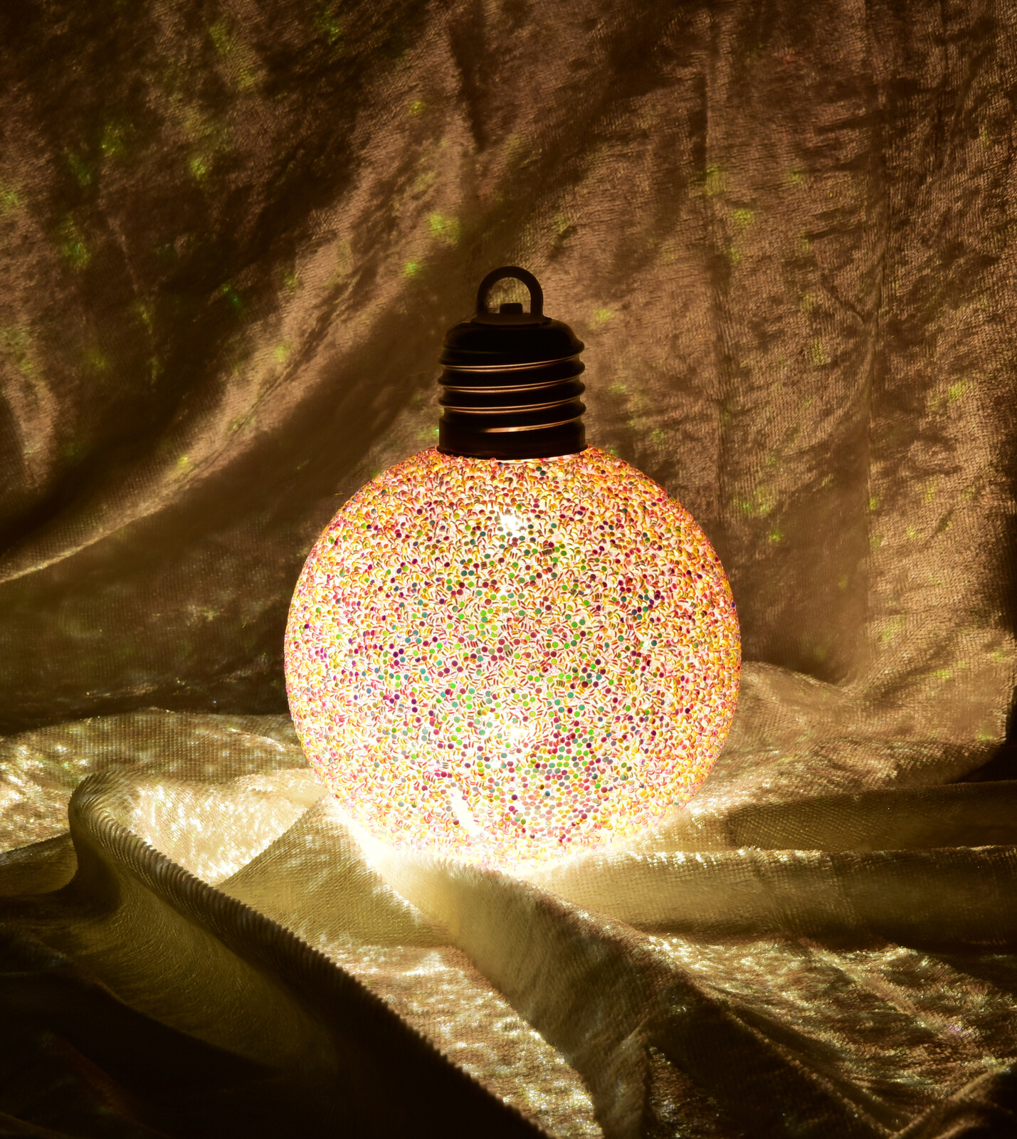 ZÁŘIVÁ MERUŇKA | LED světelná koule s flitry | 8 cm