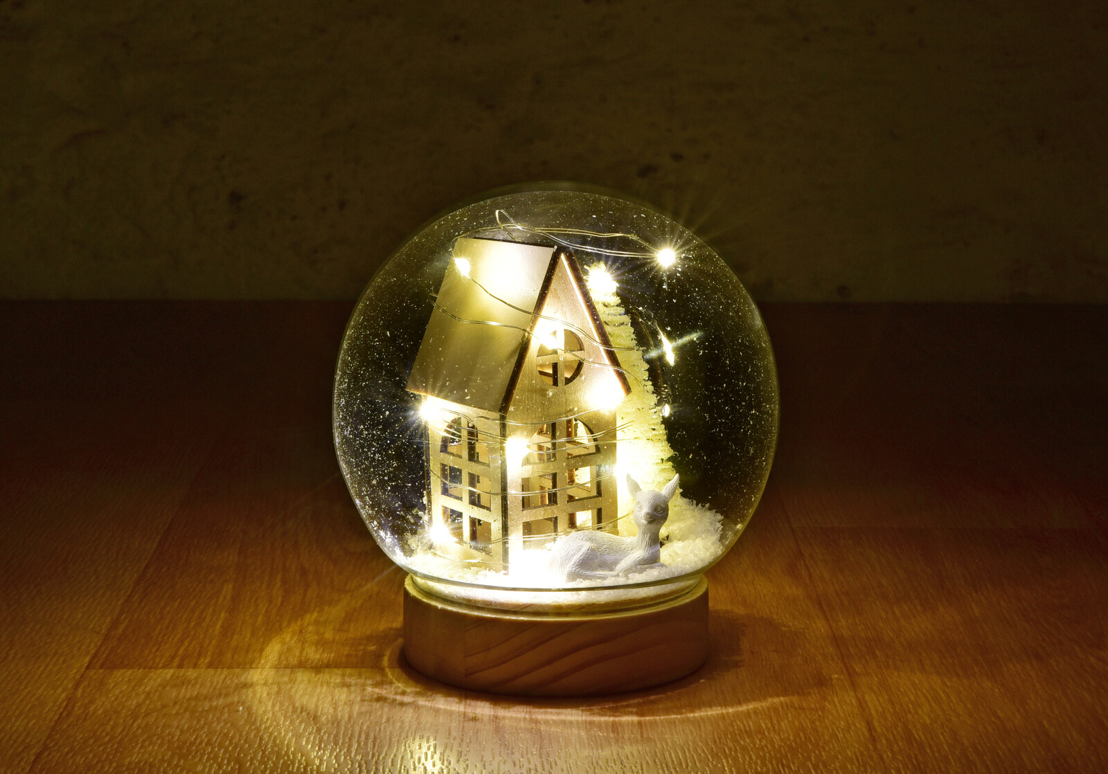 ZIMNÍ DOMEČEK | svítící LED skleněná koule se scénou | Ø 11 cm