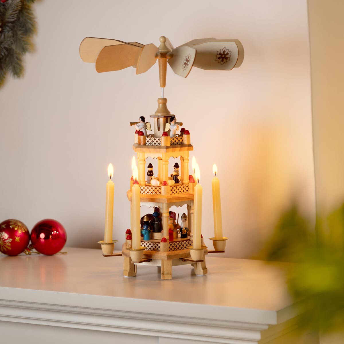 Malý dřevěný vánoční kolotoč