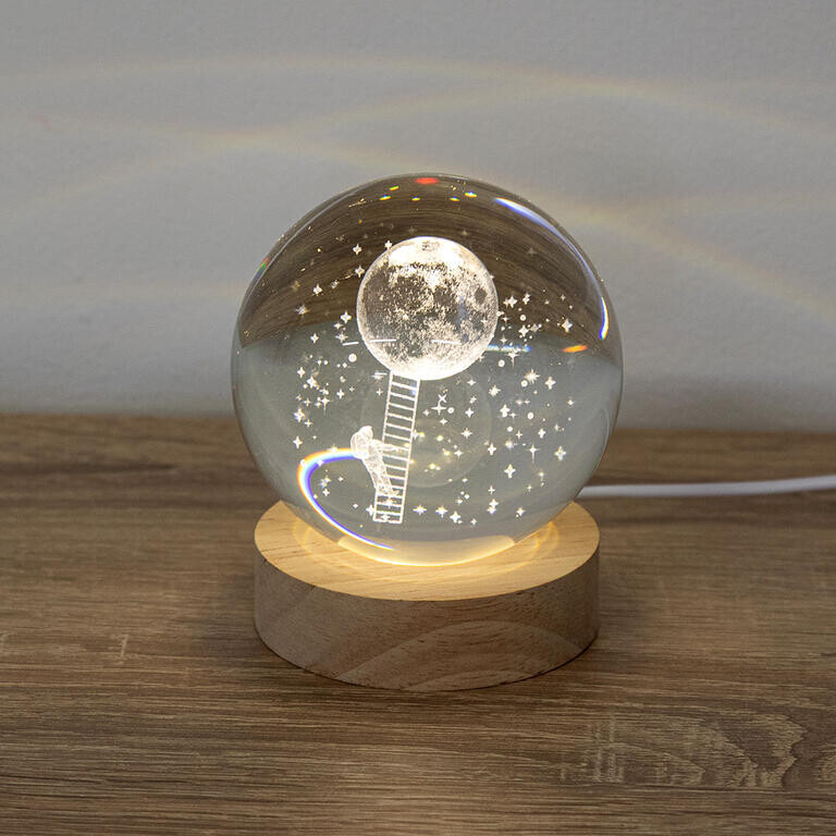Skleněná LED koule na dřevěném podstavci KOSMONAUT