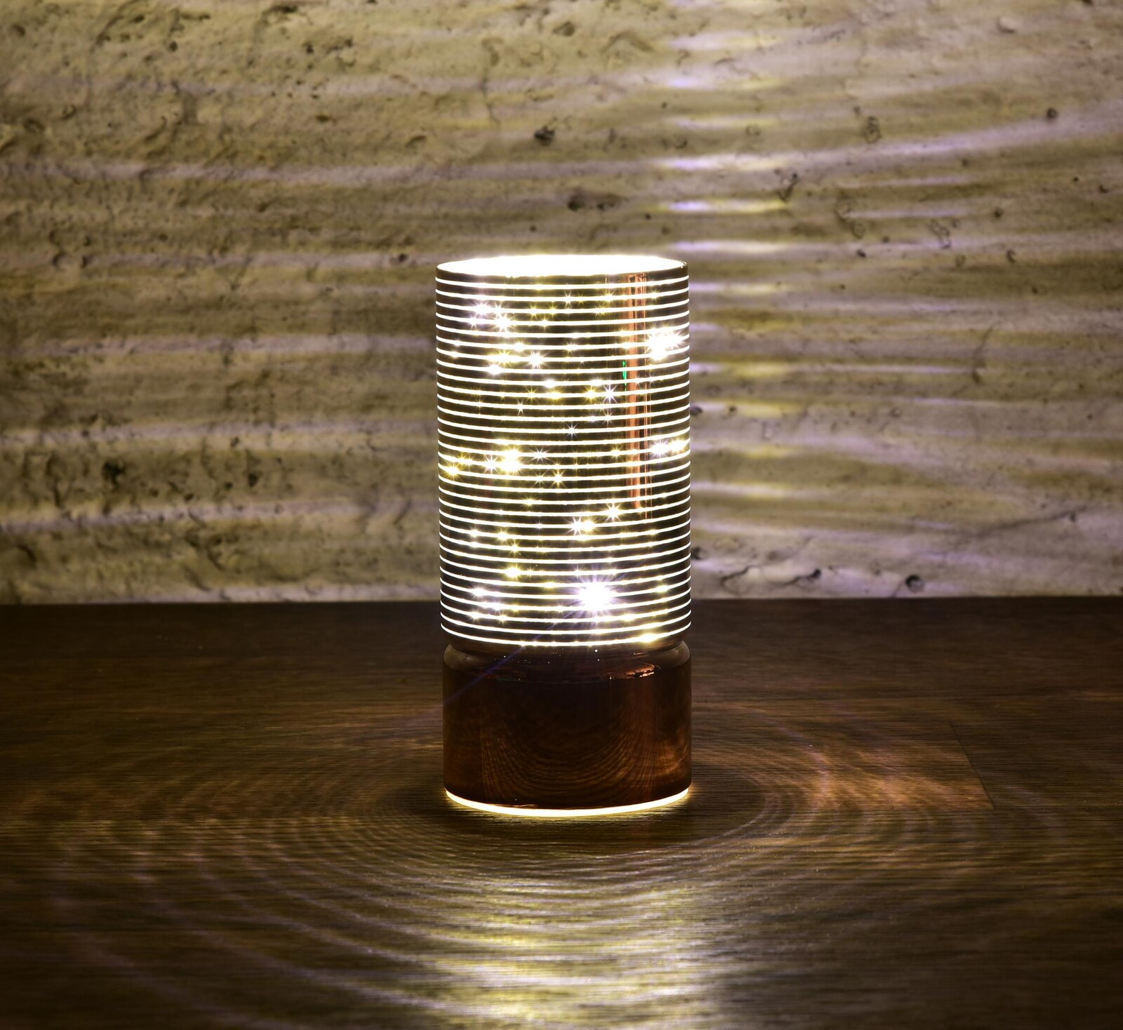 ILUMINÉ | 15 cm skleněný svícen s LED osvětlením | lesklý béžový dekor