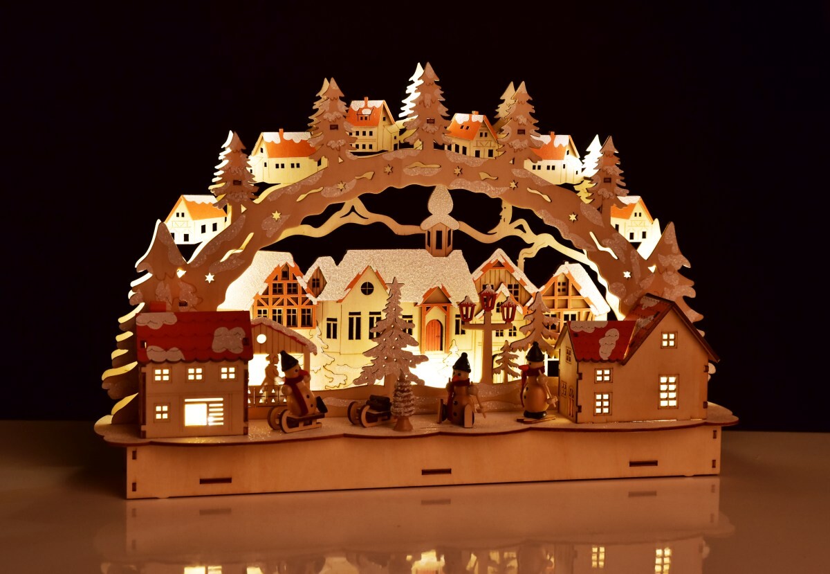 ZIMNÍ MĚSTEČKO | dřevěná LED dekorace | detailní provedení | šířka 45 cm
