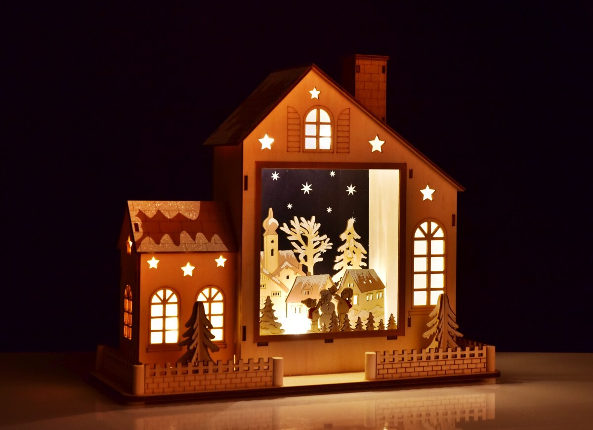 DŘEVĚNÝ DOMEK SE ZIMNÍ VESNIČKOU | LED dekorace | prosvícené zátiší | šířka 35 cm