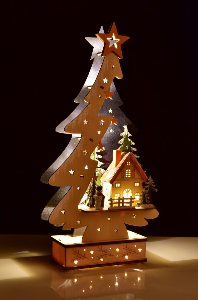 ZIMNÍ CHALOUPKA VE STROMKU | dřevěná LED dekorace se sněhulákem | výška 40 cm