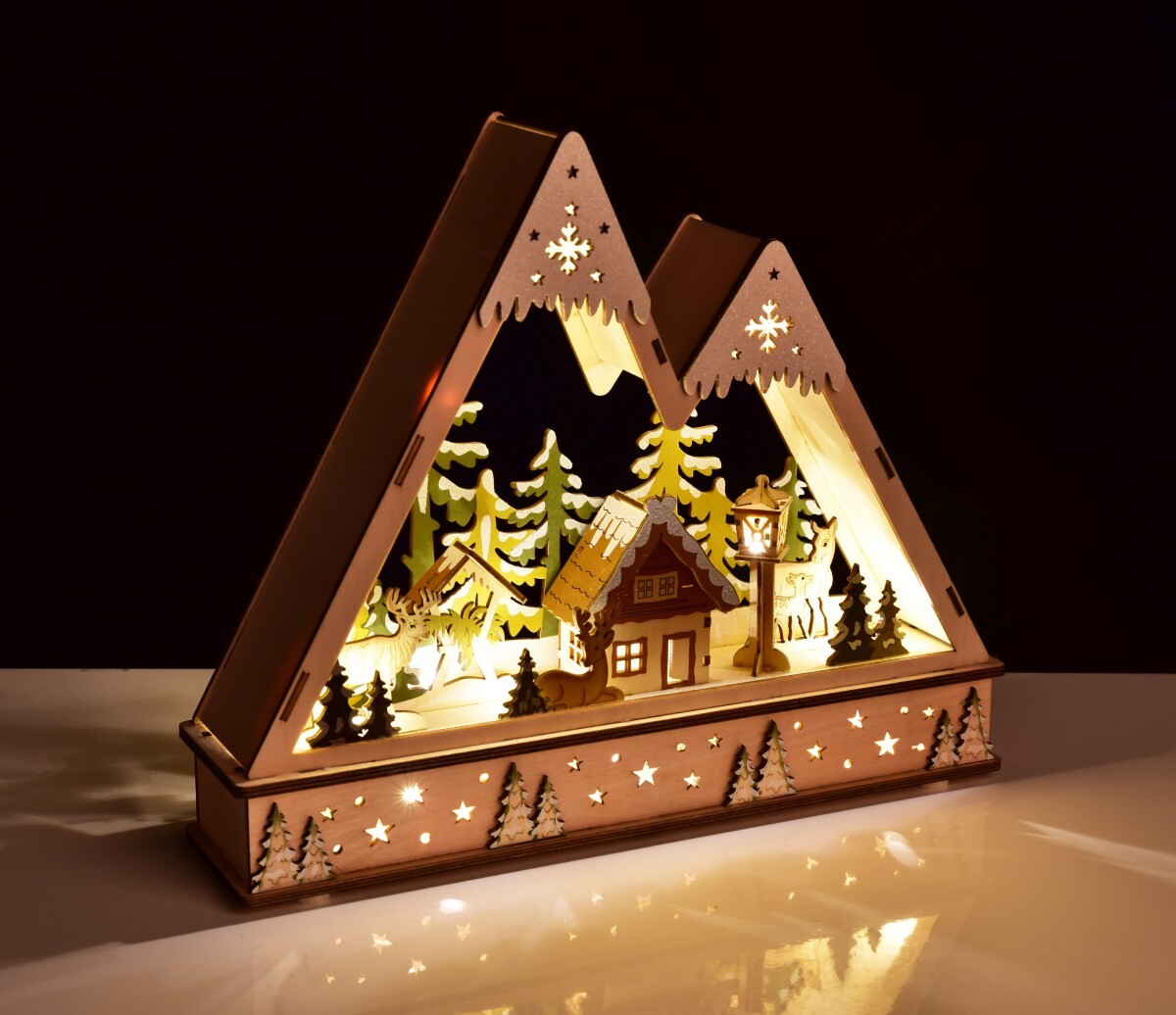 HORSKÉ LESNÍ ZÁTIŠÍ | dřevěná LED dekorace se zasněženou scenérií | šířka 35 cm