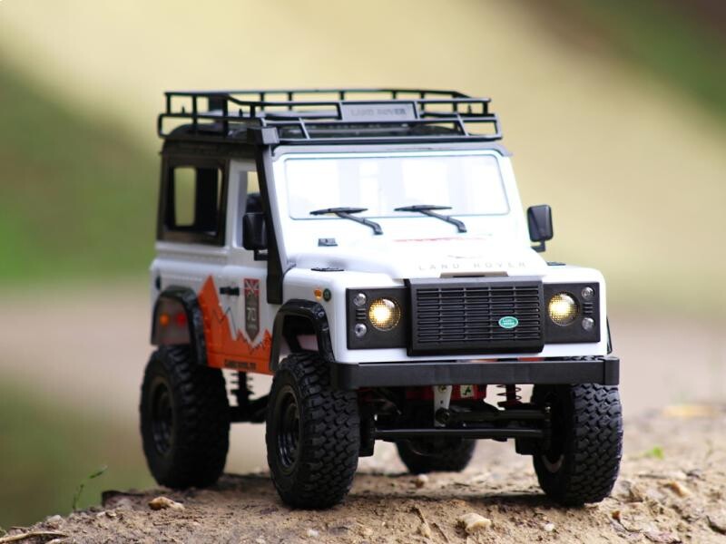 IQ models RMT LAND ROVER TRAIL V2.0. 1/12 - bílý