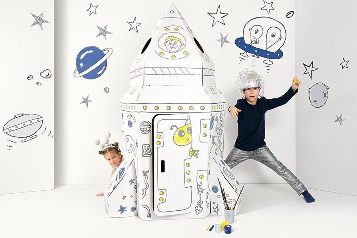 Velká kartonová vesmírná raketa