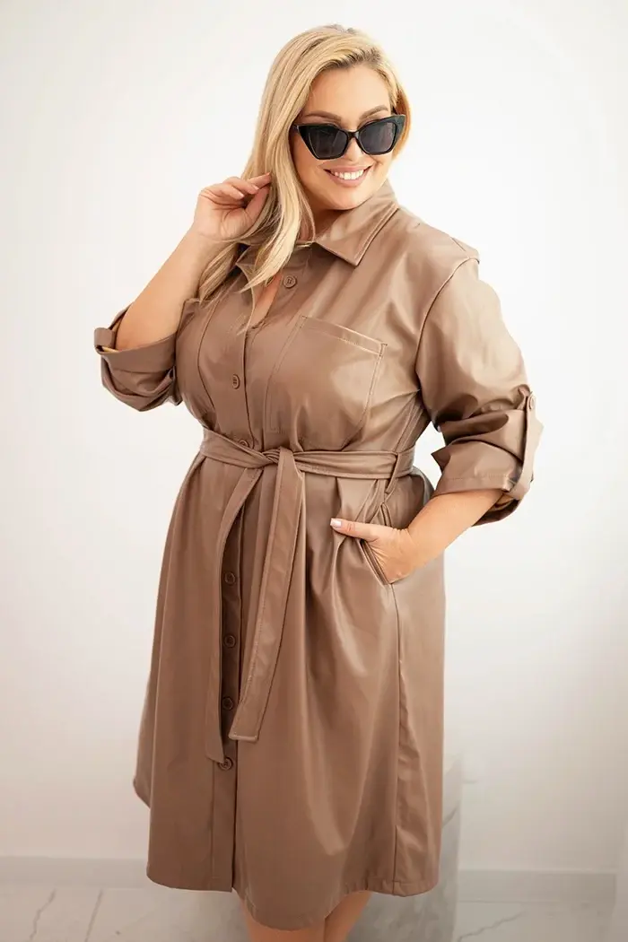Kesi Dámské šaty z eko-kůže Plus Size s páskem a límečkem fango