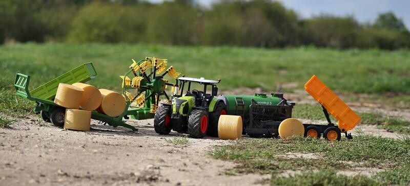 IQ models Traktor 1/16 s XXL setem příslušenství