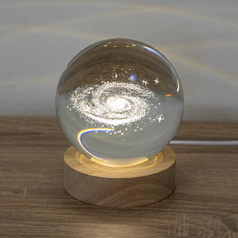 Skleněná LED koule na dřevěném podstavci GALAXIE