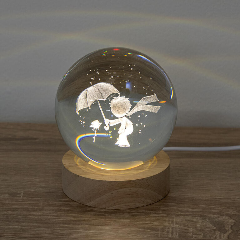 Skleněná LED koule na dřevěném podstavci MALÝ PRINC