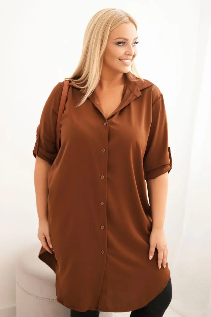 Kesi Włoski Dámská košilová šaty Plus Size s delším zadním dílem a ohrnutým rukávem tmavě camelová