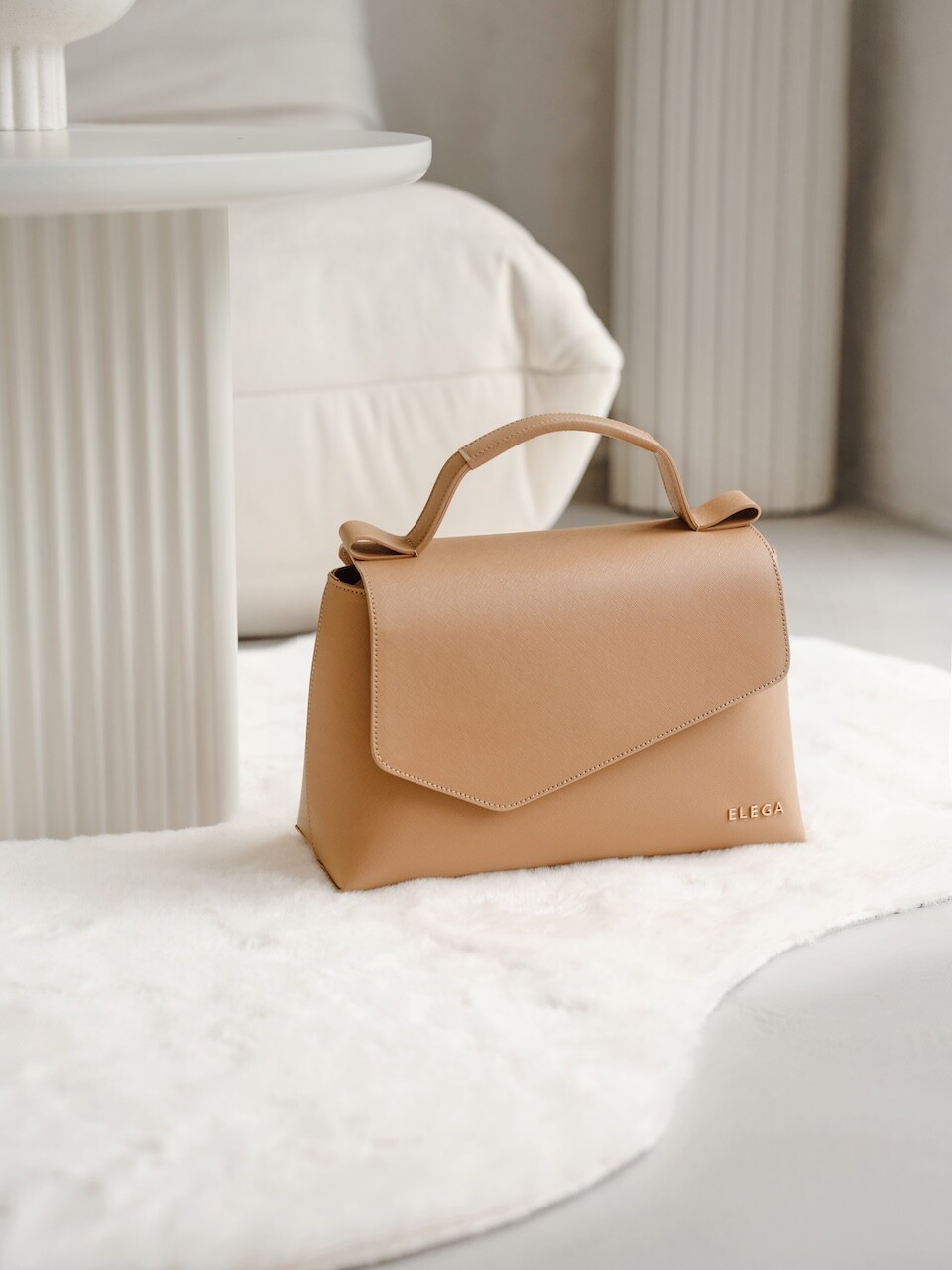 Klopnová kabelka Tři generace cappucino/zlato