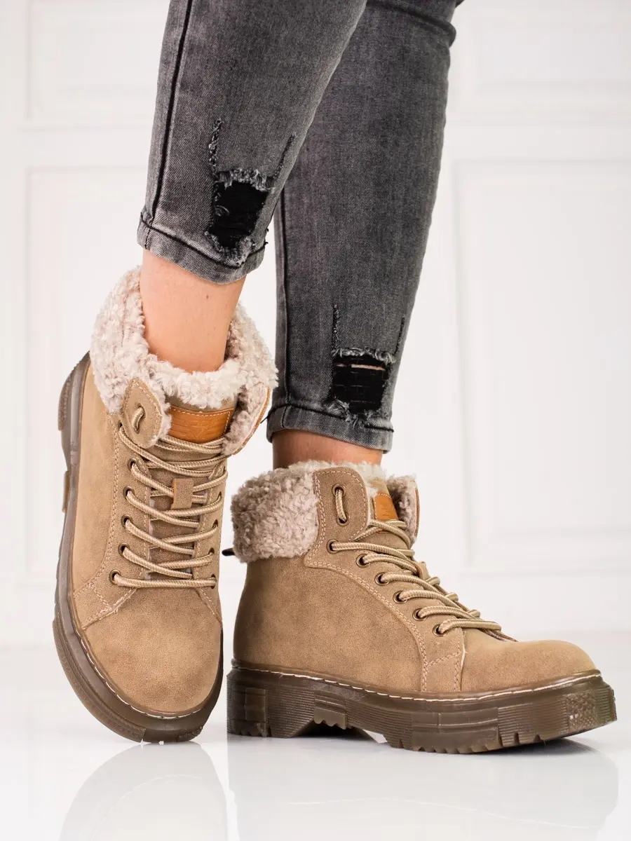 Pohodlné béžové kotníkové boty dámské na plochém podpatku