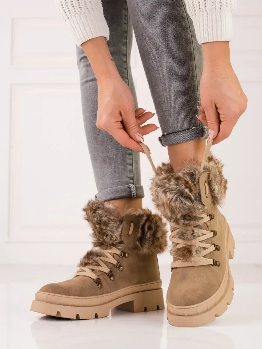 Krásné kotníkové boty dámské béžové na plochém podpatku