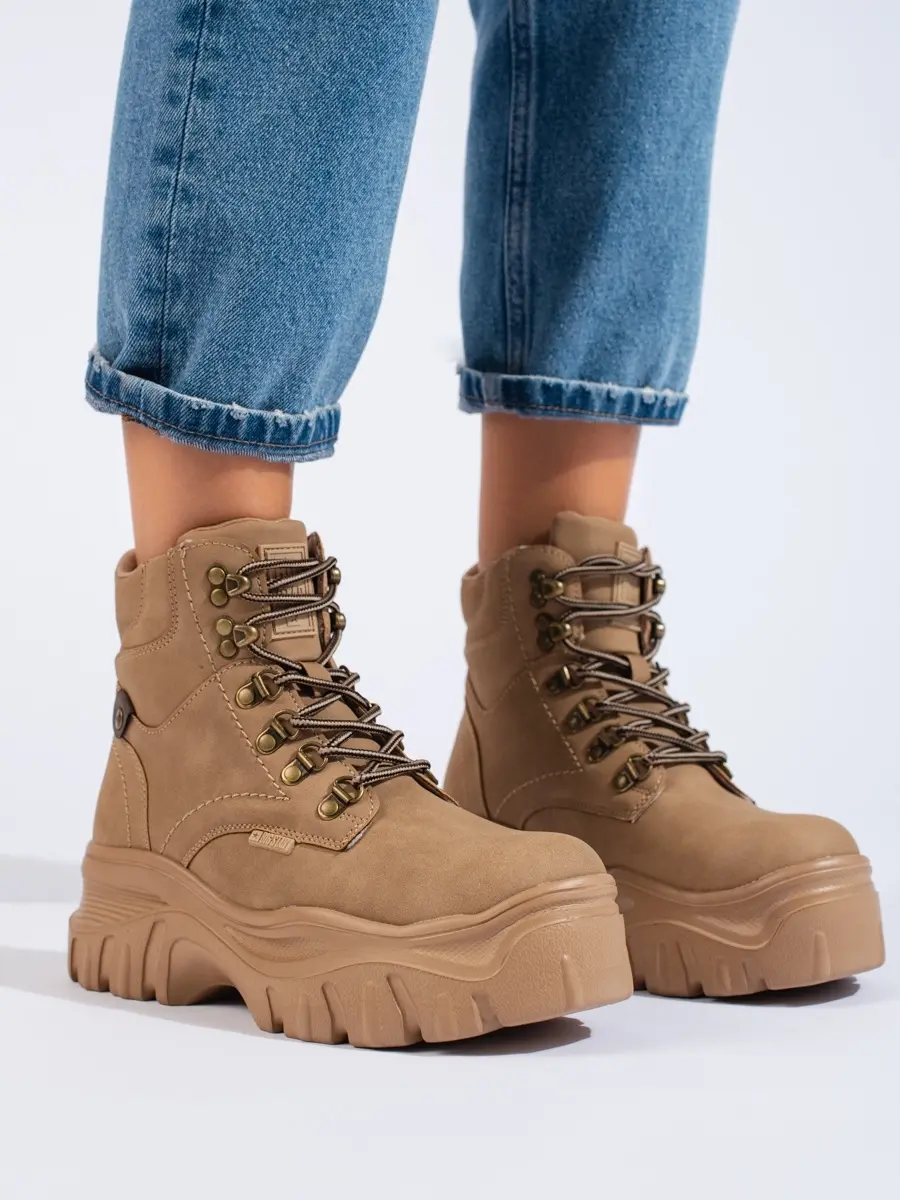 Moderní béžové dámské kotníkové boty bez podpatku