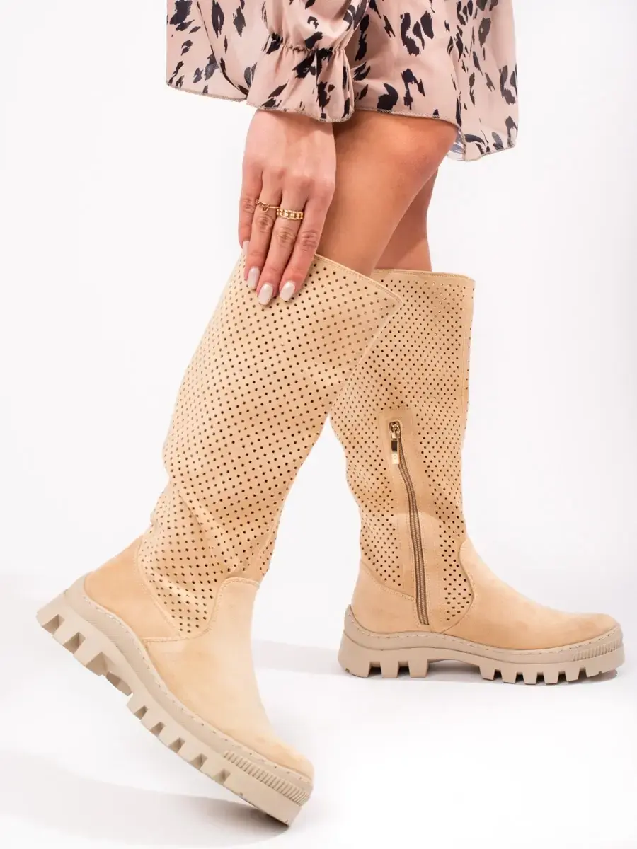 Zajímavé dámské kozačky béžové na plochém podpatku