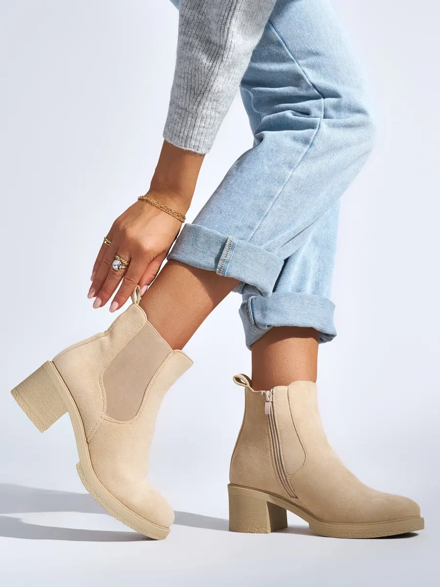 Pohodlné béžové dámské kotníkové boty na širokém podpatku