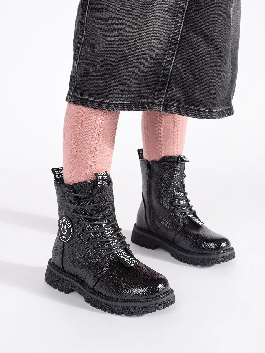 Pohodlné dětské černé kotníkové boty bez podpatku