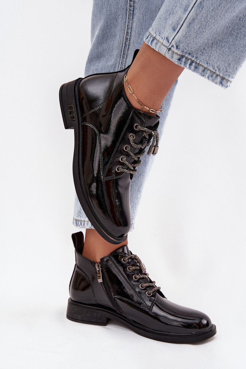 Kožené lakované dámské kotníčkové boty s ozdobným šněrováním D&A