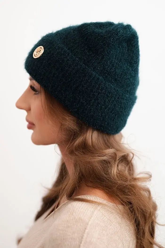 Kesi Dámská zimní čepice huňatá s ozdobným knoflíkem mořská