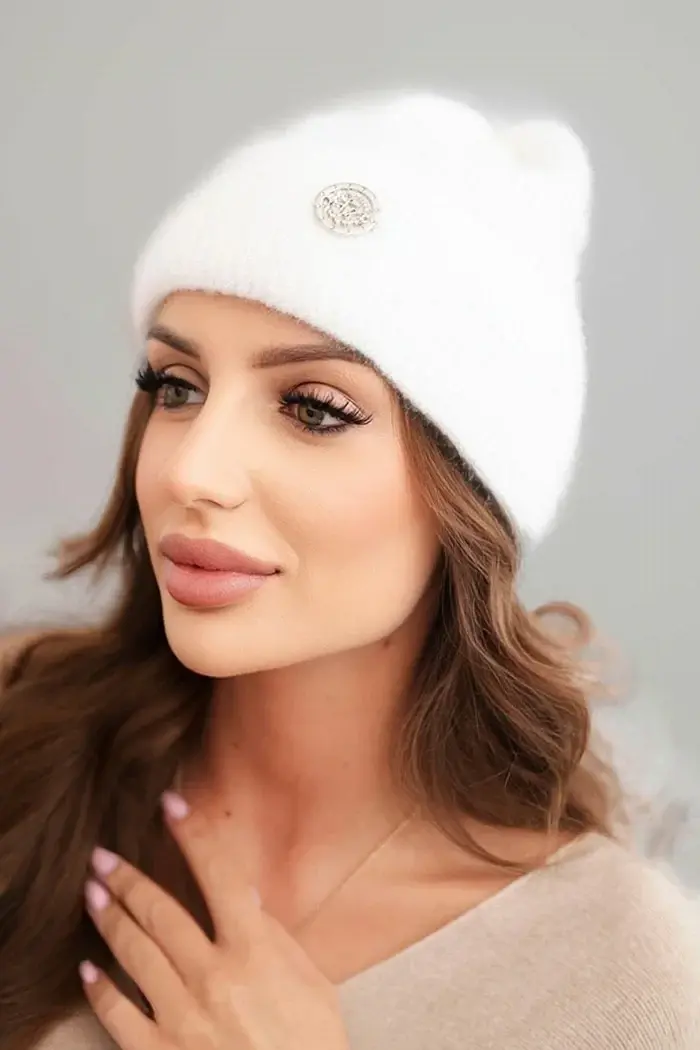 Kesi Dámská zimní čepice huňatá s ozdobným knoflíkem bílá