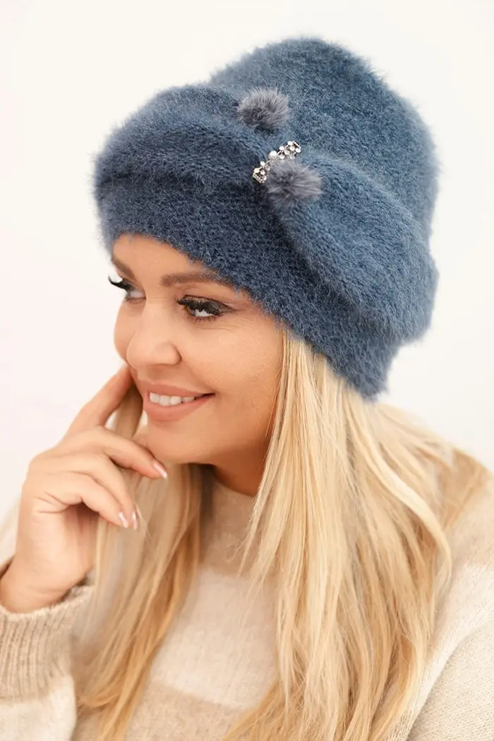 Kesi Dámská zimní čepice s ozdobou a kožešinou džínová modrá