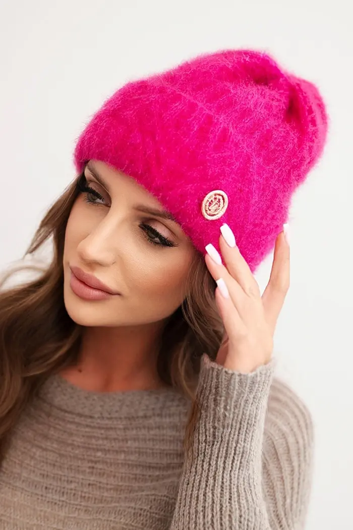 Kesi Dámská zimní čepice z huňaté pleteniny a s elegantním knoflíkem fuchsie