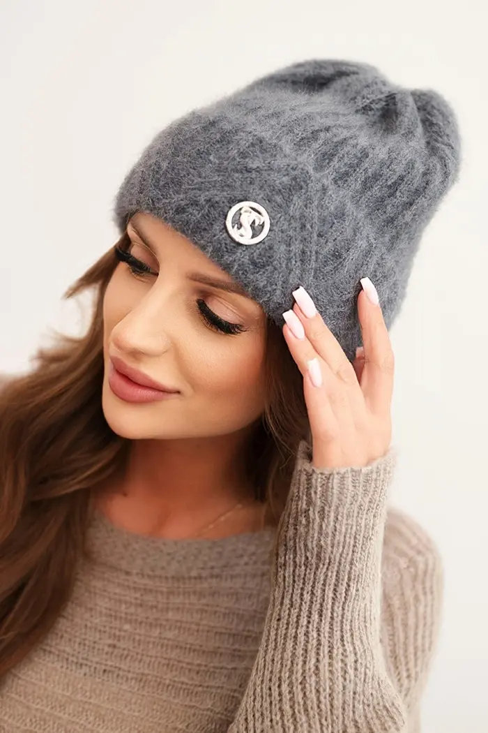 Kesi Dámská zimní čepice z nadýchané pleteniny a s elegantním knoflíkem tmavě šedá