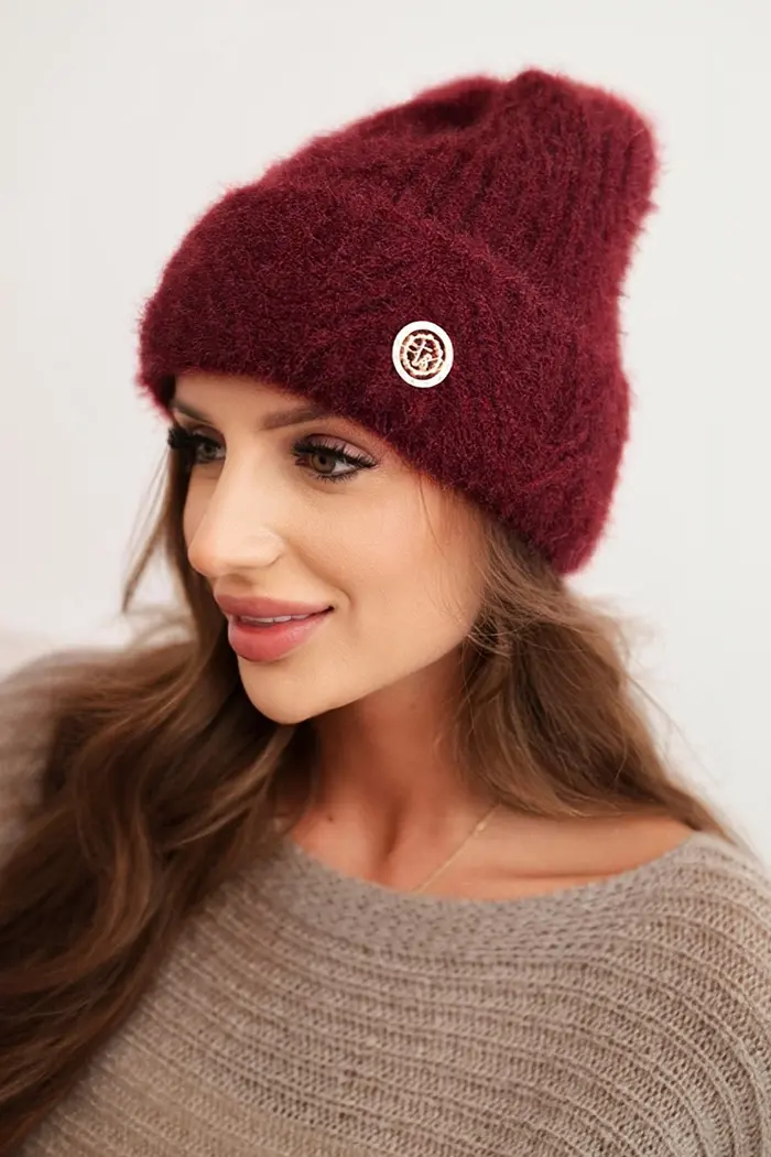 Kesi Dámská zimní čepice z nadýchané příze a s elegantním knoflíkem bordová