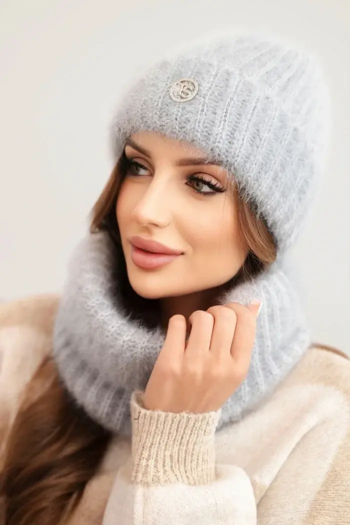 Kesi Dámská souprava čepice a zimního šály huňaté s ozdobným emblémem šedá