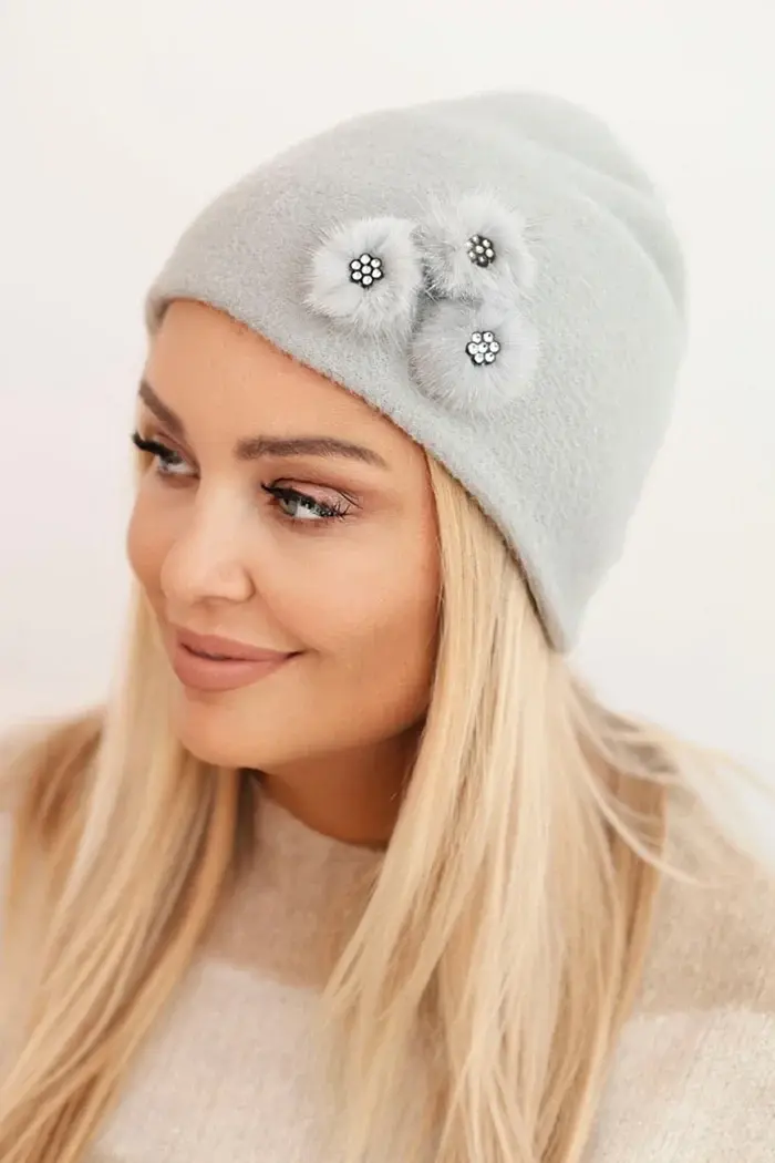 Kesi Dámská čepice s ozdobnými kožešinovými květy elegantní světlá šedá