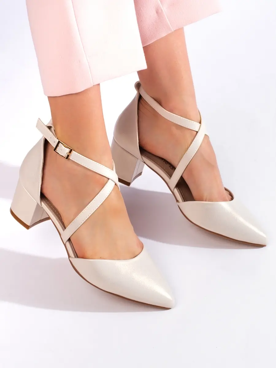 Pěkné bílé lodičky dámské na širokém podpatku